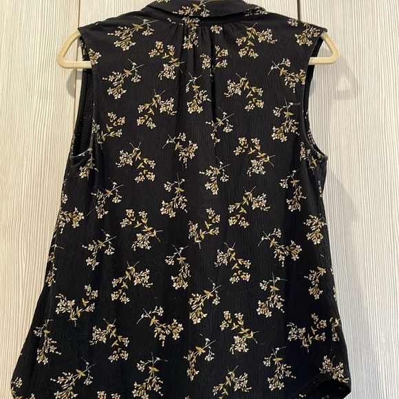 Lucky Brand | V-Neck Button Down Sleeveless Blouse | Black & Gold Floral | M‎ - Picture 2 of 12